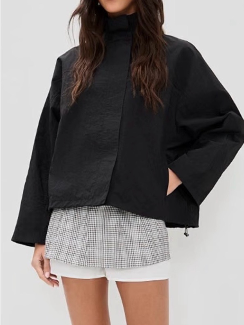 Lioness Shoreline Windbreaker Black XXS NWT -
Still selling on Revolve for 110$